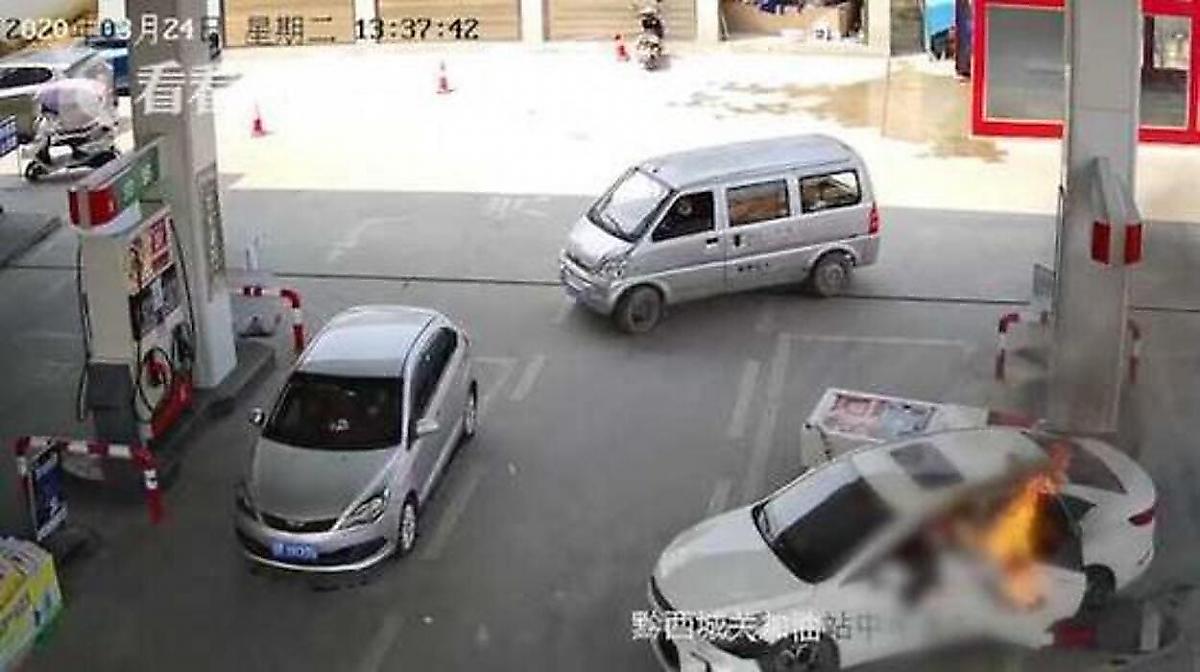 Два китайца, поспорившие в автомобиле, чуть не спалили заправку