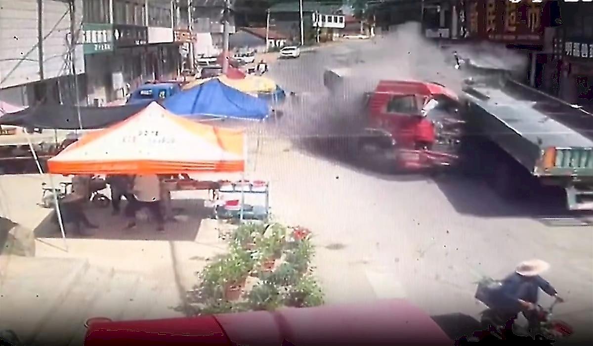 Сокрушительная авария грузовиков попала на видео в Китае