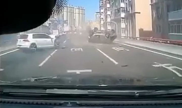 Лихач стал виновником крупномасштабного ДТП в Китае (Видео) Лихач стал виновником крупномасштабного ДТП в Китае (Видео)