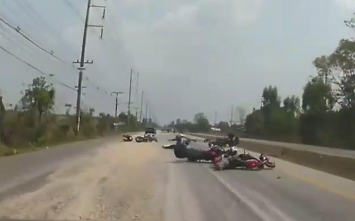 Мотоциклисты не смогли преодолеть песчаное препятствие на дороге в Таиланде
