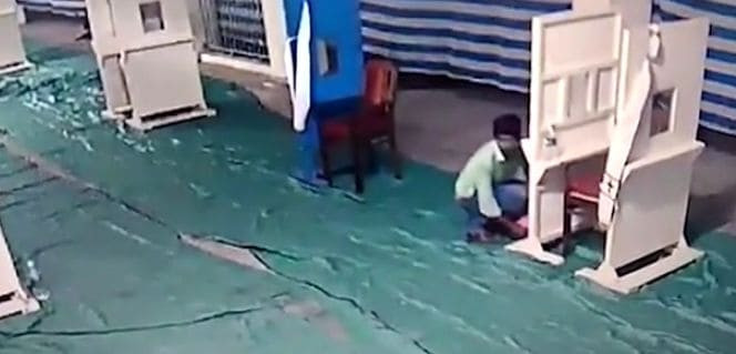 Отец 4-х детей подбросил младенца в индийском храме (Видео)