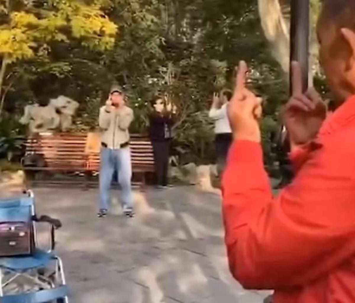 Китайские пенсионеры во время медитации «познали» иной смысл неприличного жеста ▶