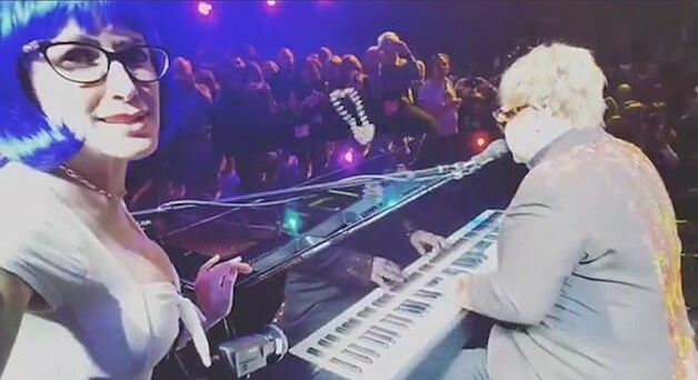 Элтон Джон получил бусами по зубам во время концерта в Лас - Вегасе (Видео)