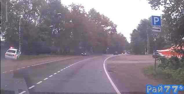 <p>Владелец легкового автомобиля, передвигаясь по автомагистрали в посёлке Большая Ижора (северо - запад России) стал свидетелем ДТП с участием полицейских, которое было запечатлено на видеокамеру автомобильного навигатора.</p>