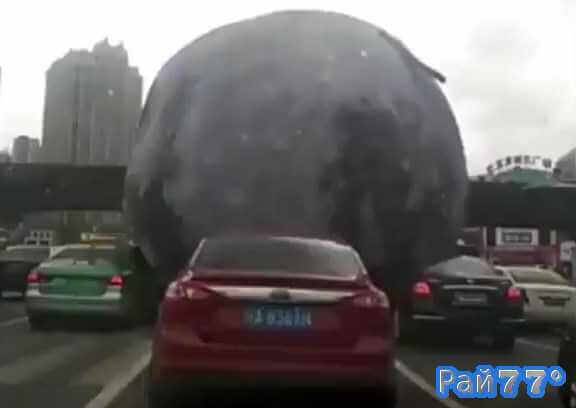 Гигантский надувной шар прокатился по оживлённой китайской магистрали. (Видео)