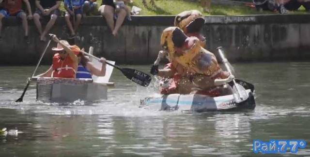 Десятая, ежегодная регата на картонных лодках Annual Cardboard Canoe Regatta была организована на реке Рок-Спрингс, в городе Апопка, штат Флорида.