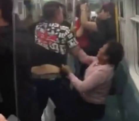 Две группы китайцев, в количестве десяти человек устроили драку, не поделив места в вагоне метро (Видео)