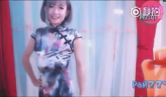 У китайской звезды социальных сетей во время исполнения энергичного танца в прямом эфире «съехала» грудь (Видео)