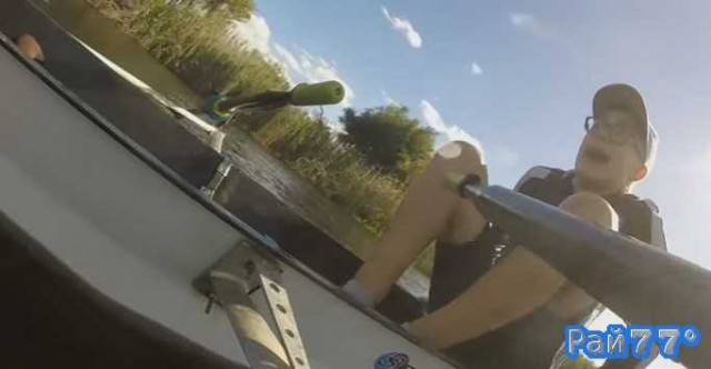 Подросток выпрыгнул из лодки, увидев на её дне огромного паука-бабуина. (Видео)