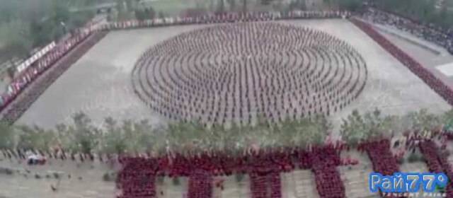 30000 студентов школы боевых искусств Шаолинь приняли участие в формировании удивительных «узоров» (Видео)