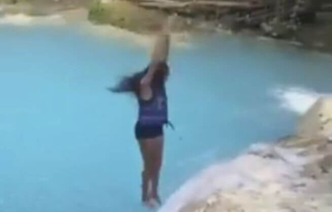 Девушка испытала непередаваемые ощущения во время неудачного прыжка с тарзанки (Видео)