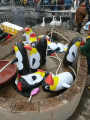 Китайский зоопарк привлёк внимание посетителей... надувными пингвинами. (Видео) 4