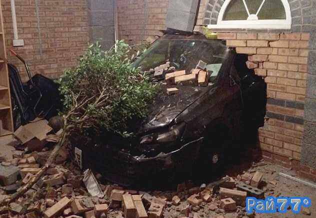 Автовладелец перепутал педали на своём транспортном средстве и протаранил кирпичную стену гаража в Британии