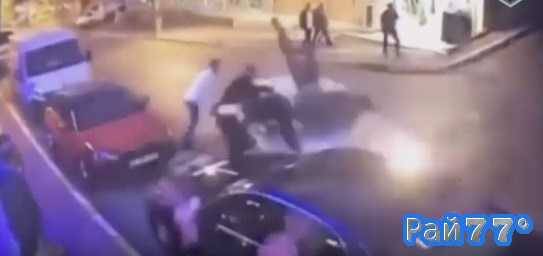 Обиженный гость свадебной вечеринки в Турции протаранил пятерых обидчиков на своём автомобиле. (Видео)