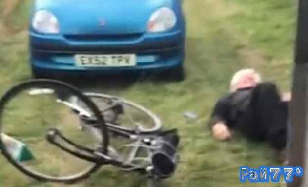 Полным провалом для пожилого жителя города Стокпорт (графство Большой Манчестер) закончилась демонстрация своих способностей в езде на велосипеде.