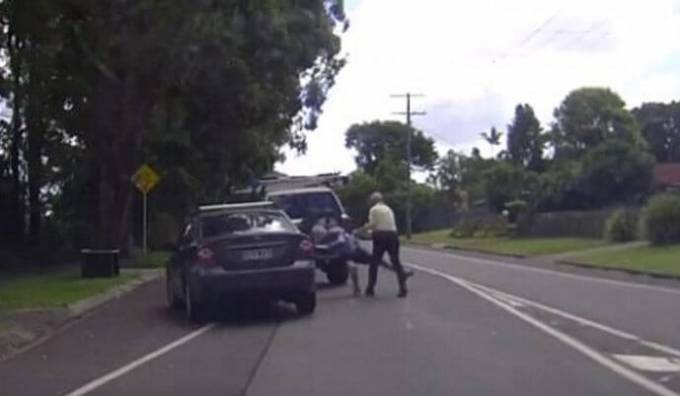 Два пенсионера не поделили дорогу в Австралии. (Видео)