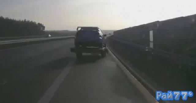 Польские автолюбители во время движения потеряли прицеп с буксируемым автомобилем (Видео)