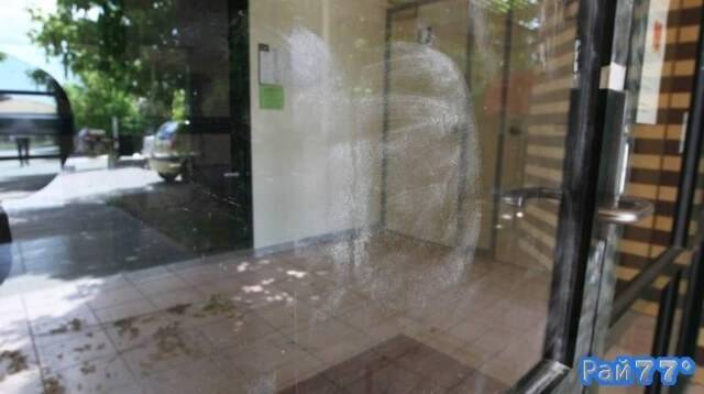 Стражи правопорядка были немало удивлены необычной улике, оставленной на стеклянной двери одним из налётчиков в городе Уодонга, в Австралии.