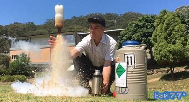 Австралийский учитель провёл зрелищные опыты с использованием «кока - колы», «ментоса» и жидкого азота. (Видео)