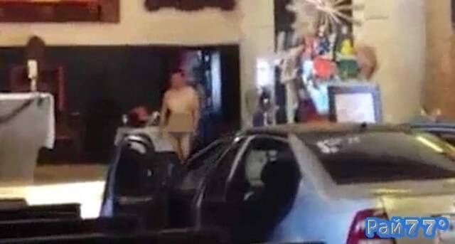 Голый автовладелец с двумя питбулями осквернил церковь в Мексике. (Видео)
