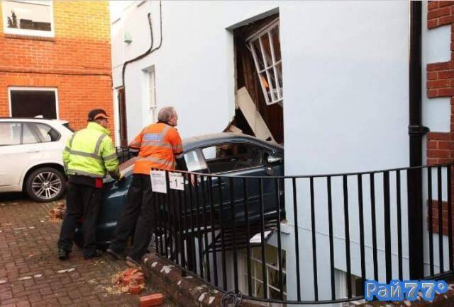 Пожилой автовладелец «припарковал» свой «Мерседес» в неположенном месте, пробив стену отеля в Британии.