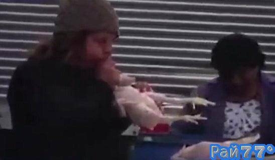 Перуанские торговцы курицей для «пышности» товара занимаются «надувательством» и накачивают воздухом куриные тушки. (Видео)