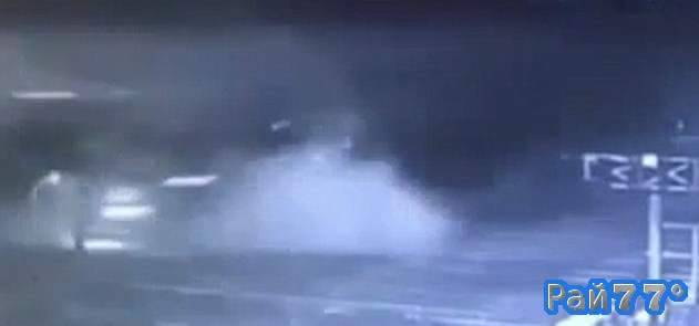 Водитель грузовика чудом выжил во время столкновения с поездом в Китае. (Видео)
