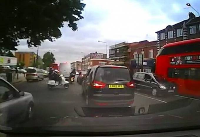 Воришка, перепутав «скорую помощь» с полицией бросил украденный мопед на дороге в Британии. (Видео)