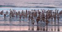 Толпы голых британцев окунулись в холодные воды Северного моря ради благотворительности. (Видео) 0