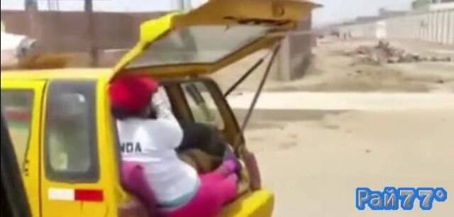 «Клиент всегда прав!» Таксист в Перу из-за большого количества багажа посадил женщину на задний бампер своего автомобиля (Видео)