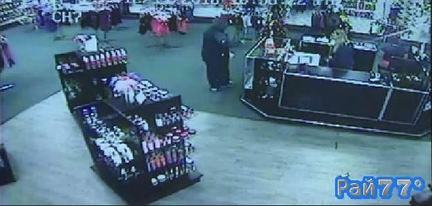 14 декабря, предвкушая лёгкую добычу, вооружённый пистолетом воришка потребовал денег у работниц магазина для взрослых, находящемся в городе Сан-Бернардино (штат Калифорния, США).