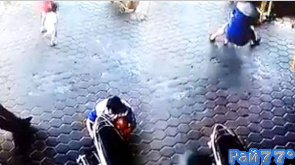 Видеокамера, установленной над пешеходной зоной в Индонезии зафиксировала драматическую сцену спасения двух маленьких детей мотоциклистом, обладающим отменной реакцией.