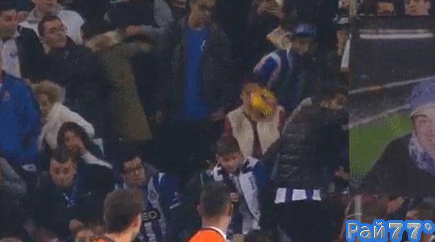 Рубен Невеш, полузащитник футбольного клуба «Порту» нанёс сокрушительный удар по воротам соперника, команды «Фейренси», но промахнулся и попал прямо в лицо ни о чём неподозревающей болельщицы.