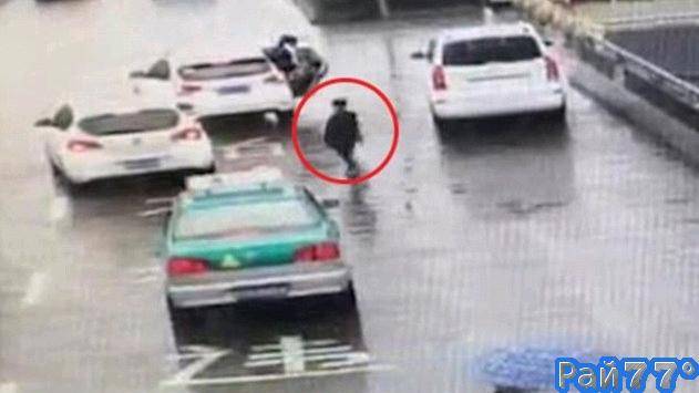 Семилетний мальчик 1,5 километра преследовал автомобиль своей матери на оживлённой трассе в Китае (Видео)