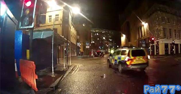 Полицейский автомобиль, оставшись без присмотра, совершил наезд на транспортное средство, припаркованное возле ресторана в Британии. (Видео)