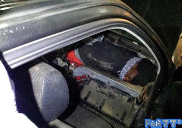 Испанские полицейские обнаружили нелегала, спрятавшегося в... приборной панели автомобиля