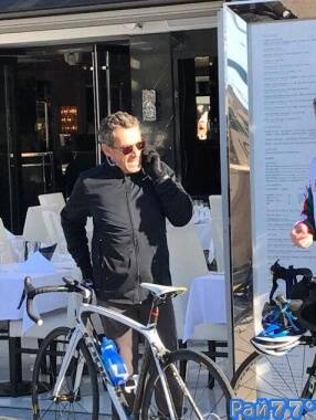 Французский полицейский задержал Николя Саркози на велосипеде, нарушившего правила дорожного движения.