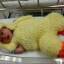 «Добро пожаловать в 2560 год !» Роддом в Бангкоке встретил всех новорожденных куриными костюмами. 7