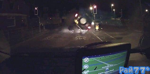 Британский автовладелец попал под «раздачу» во время полицейской погони. (Видео)
