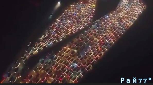 Тысячи китайских автомобилистов приняли участие в зрелищной, посленовогодней «авто инсталляции», выстроившись в гигантскую пробку на подъезде к Пекину. (Видео)
