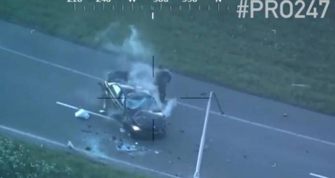 Голландский автомобилист после чудовищной аварии, как ни в чём не бывало, перед самым взрывом покинул искорёженный автомобиль (Видео)