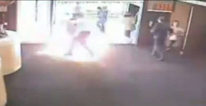 Гражданин Мьянмы, не желая стоять в очереди, поджёг отделение банка в Австралии. (Видео)