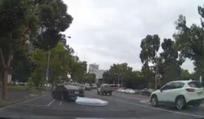Всё своё вожу с собой: автомобиль с матросом разъезжал по улицам Мельбурна (Видео)