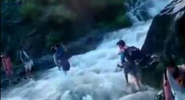 Бушующая река - не преграда для жадных до знаний индийских школьников. (Видео)