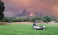Любители гольфа продолжили игру, несмотря на надвигающуюся огненную стихию, охватившую лес 3