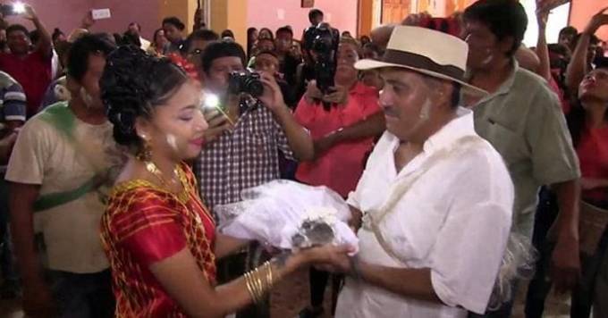 Мэр мексиканского города ради рыбаков в очередной раз женился на крокодиле. (Видео)