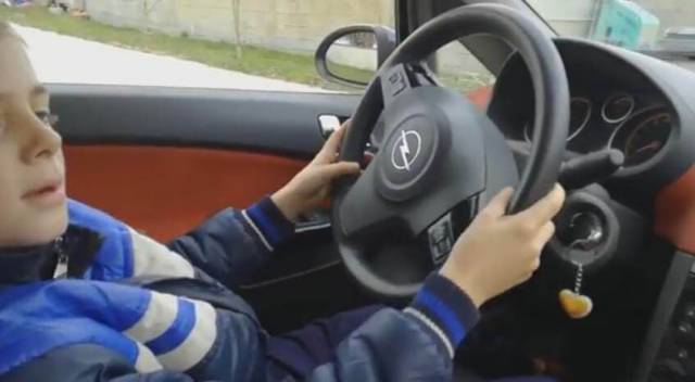 Французский школьник показательно разбил автомобиль своих родителей (Видео)