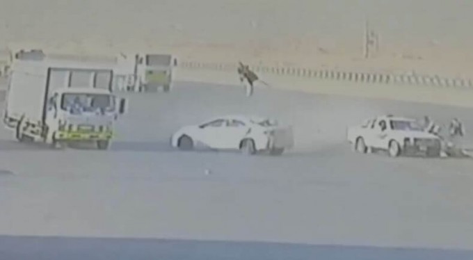 Пешеход, оказавшийся на пути неуправляемого автомобиля, совершил «затяжной» полёт в Саудовской Аравии (Видео)