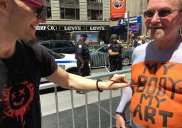 200 человек приняли участие в голом флешмобе Энди Голуба, в Нью - Йорке. (Видео) 6