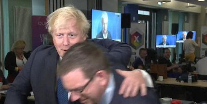 Английский министр иностранных дел не поделил с депутатом место перед видеокамерой во время обращения.